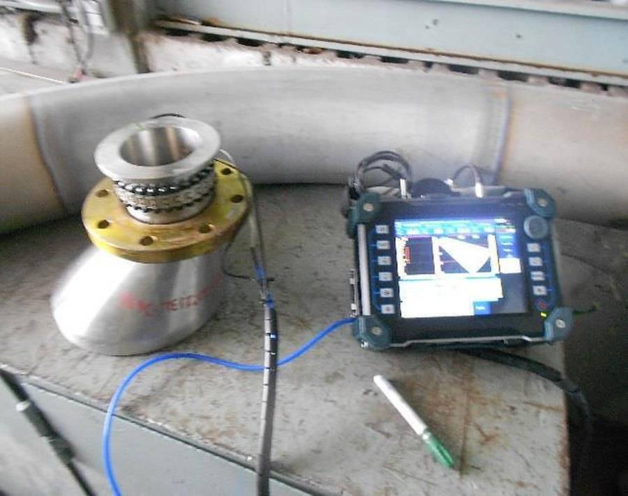 Equipo de arreglo de fases mostrando en pantalla la imagen de una soldadura durante la inspección